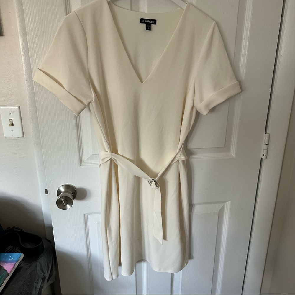 Off White Short Sleeve V-Neck Above the Knee Dress with Belt